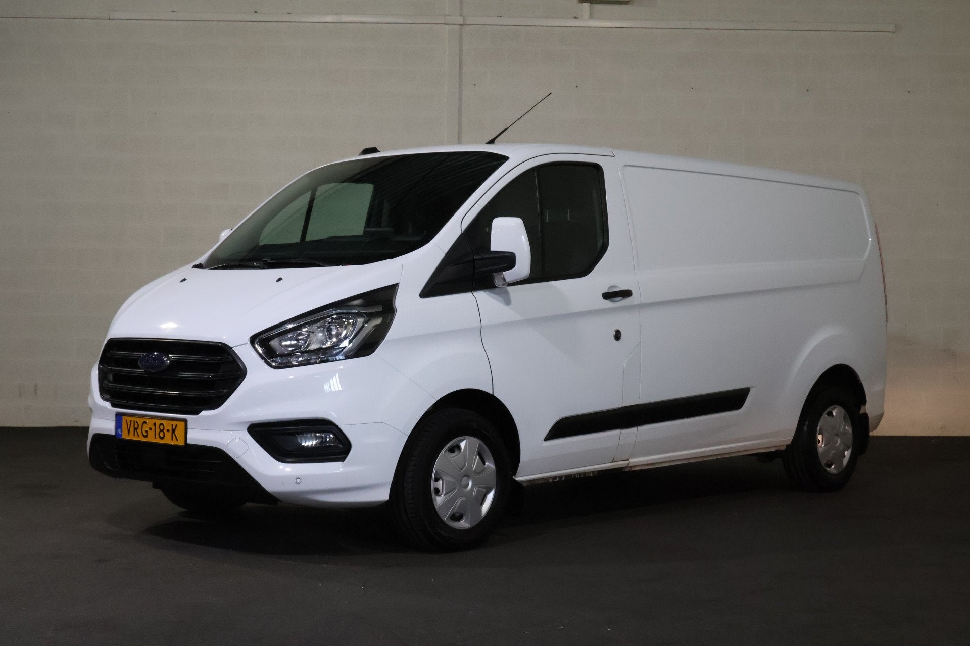 Ford Transit Custom 2.0 TDCI 170pk L2 H1 Airco Camera Trekha, Auto's, Voorwielaandrijving, Euro 6, 4 cilinders, Wit