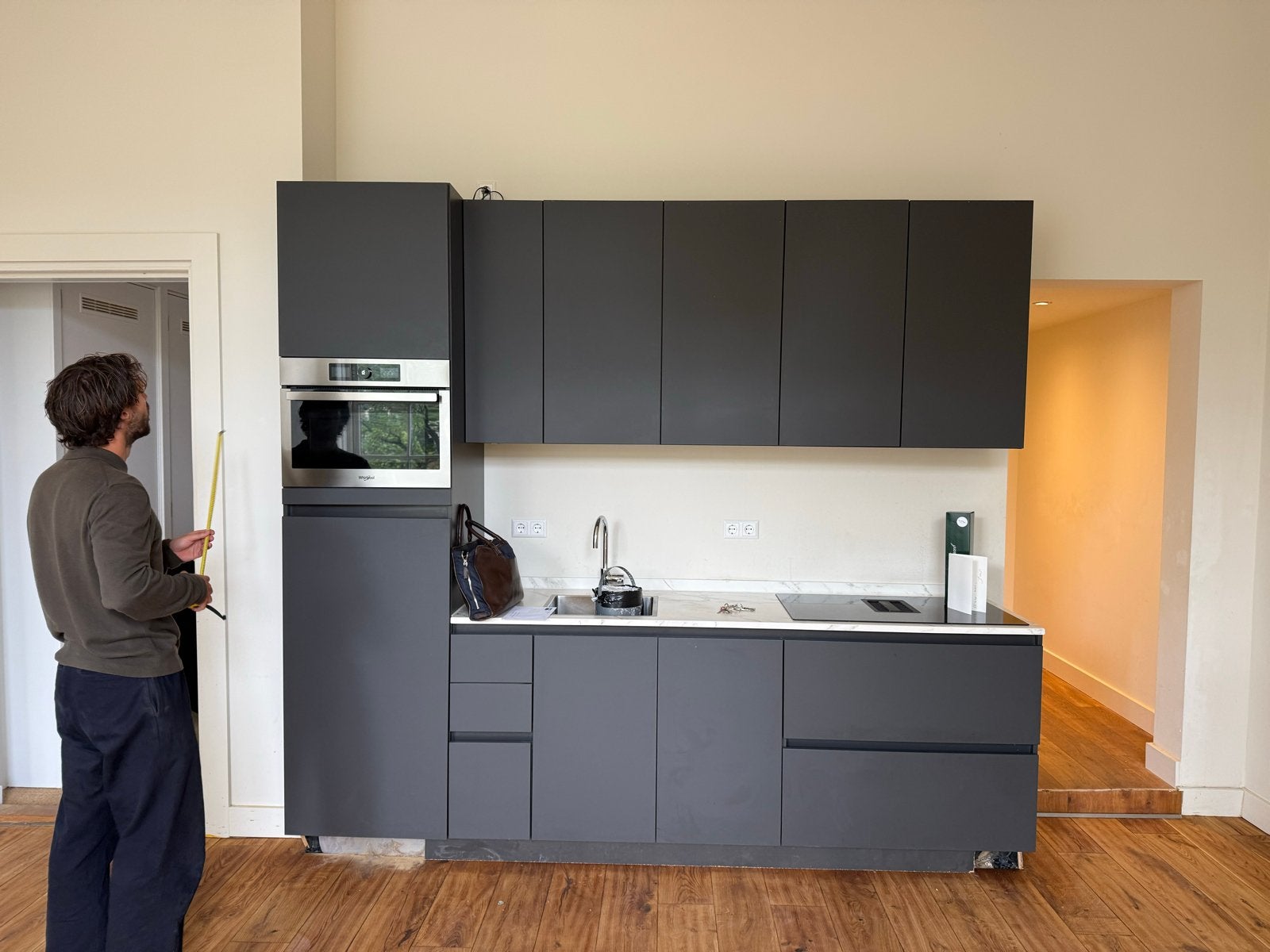 Moderne donkergrijze keuken met inbouwapparatuur, Ophalen, Enkelwandige keuken, Zo goed als nieuw, Greeploos