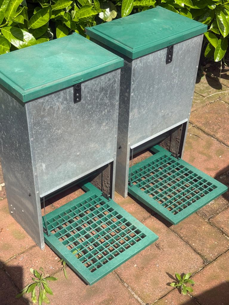 Twee stuks kippen voerbak Feed o matic, Dieren en Toebehoren, Pluimvee | Toebehoren, Ophalen, Gebruikt, Drinken en Voederen
