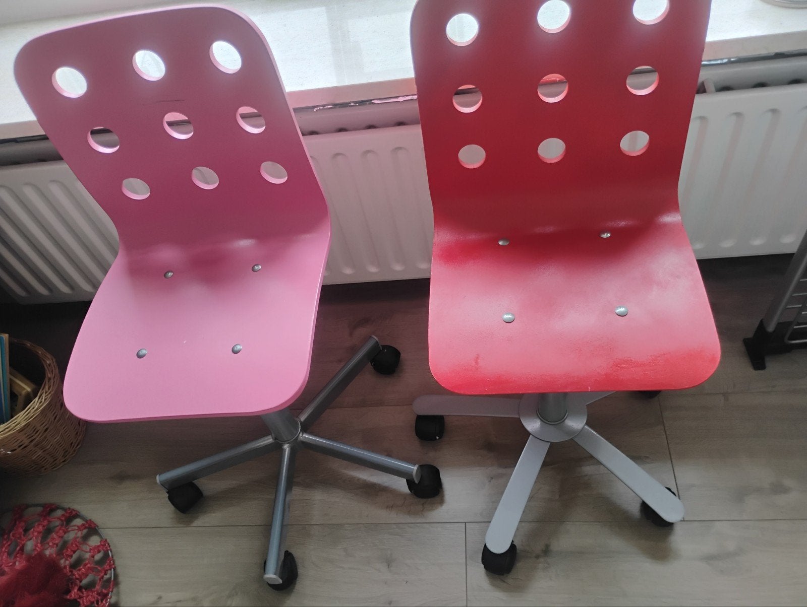 Twee junior bureaustoelen van IKEA (roze en rood), Ophalen, Gebruikt, Roze, Bureaustoel