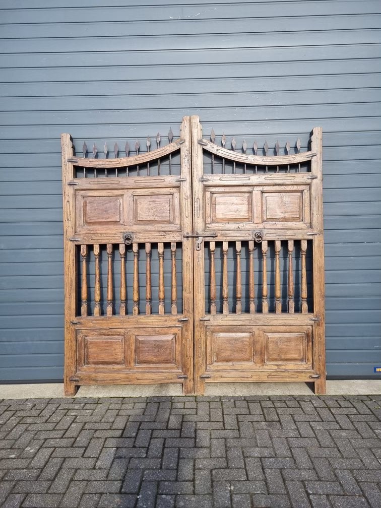 Antieke teakhouten deur/poort met spijlen en ijzerwerk, Ophalen of Verzenden, Gebruikt, Hout