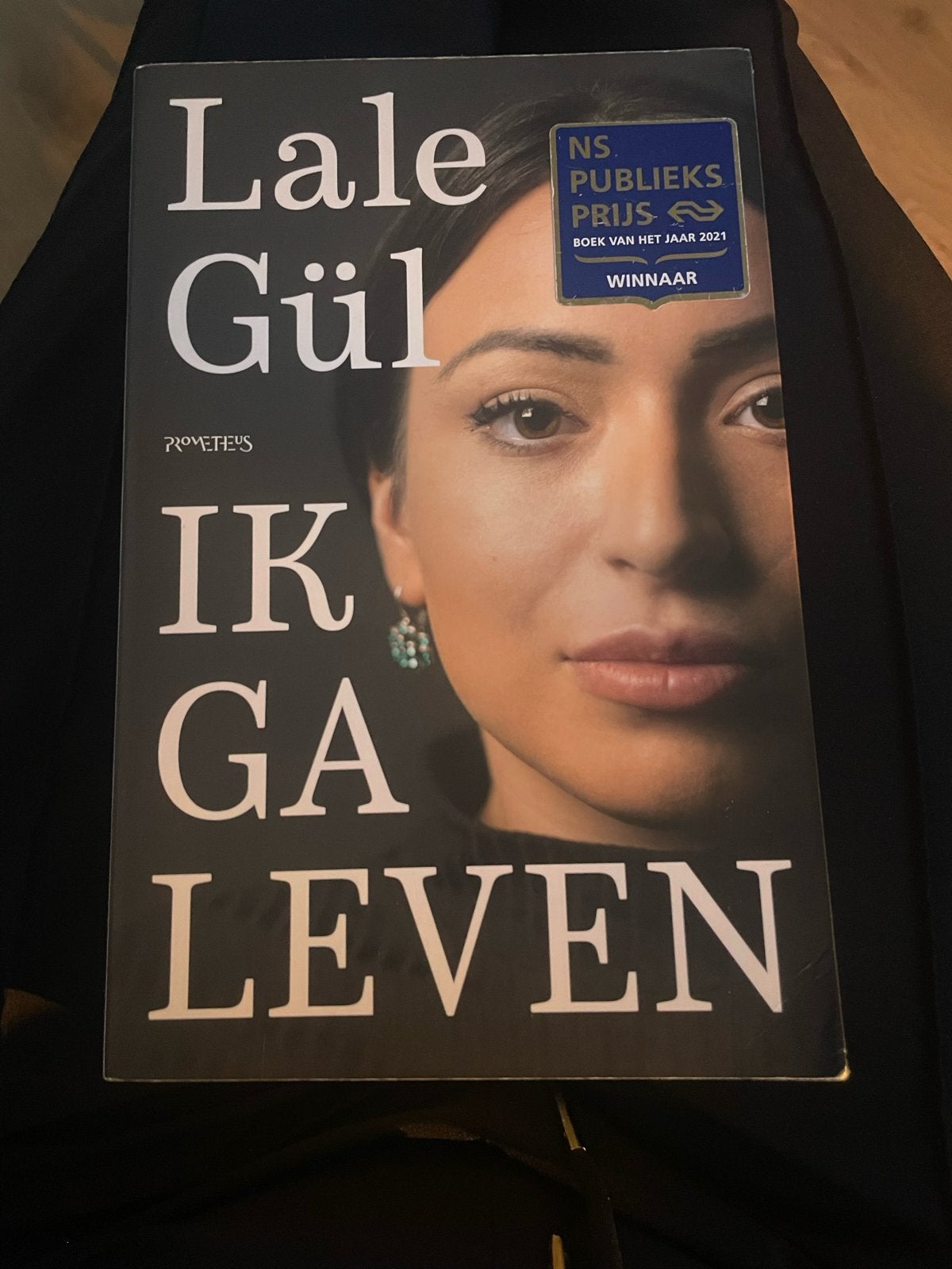 Lale Gül - Ik ga leven (NS Publieksprijs winnaar), Boeken, Ophalen of Verzenden, Zo goed als nieuw, Nederland