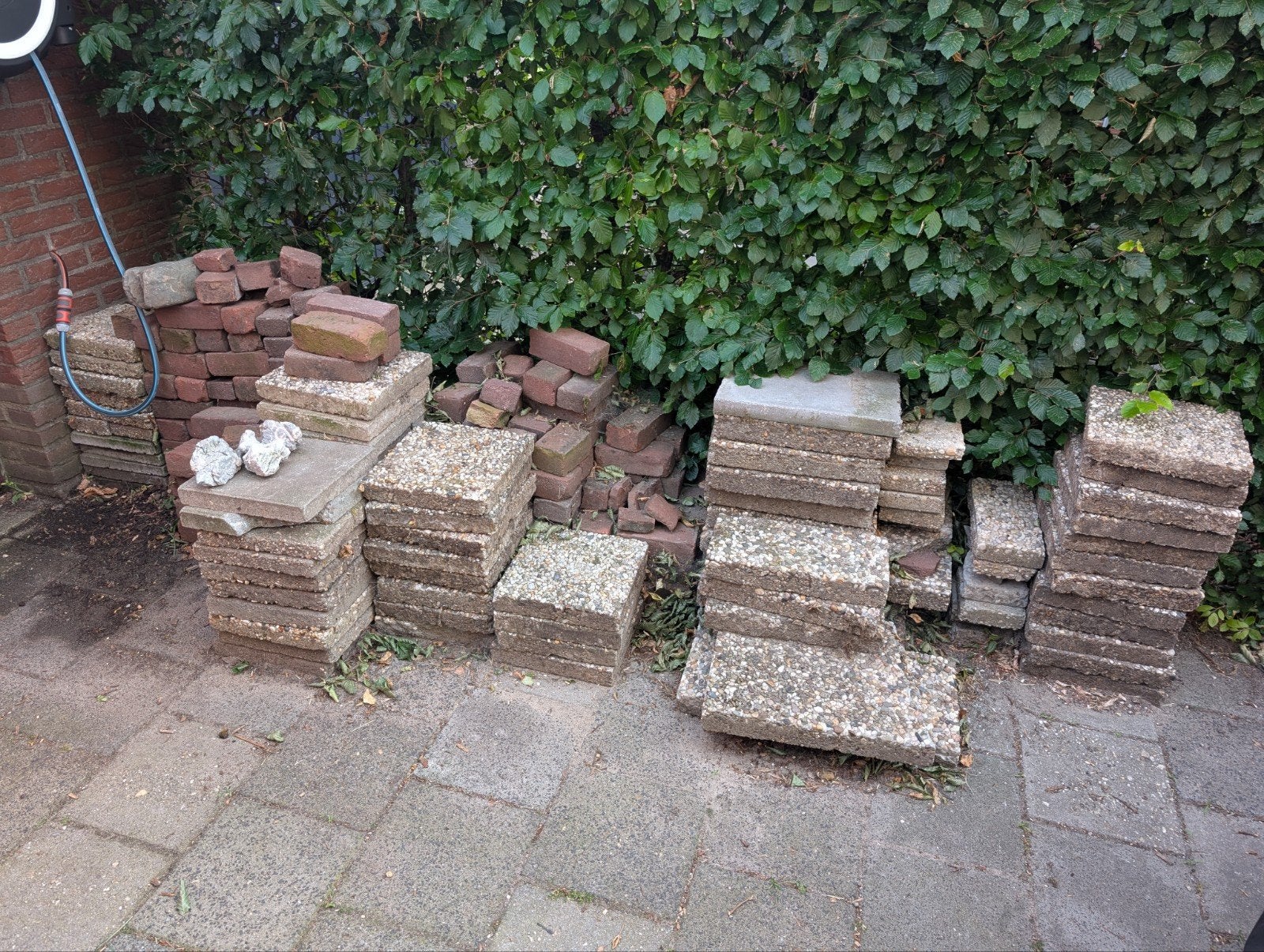 Gratis: 30x30 tegels (grind/normaal) en klinkers, Tuin en Terras, Ophalen, Beton, Terrastegels