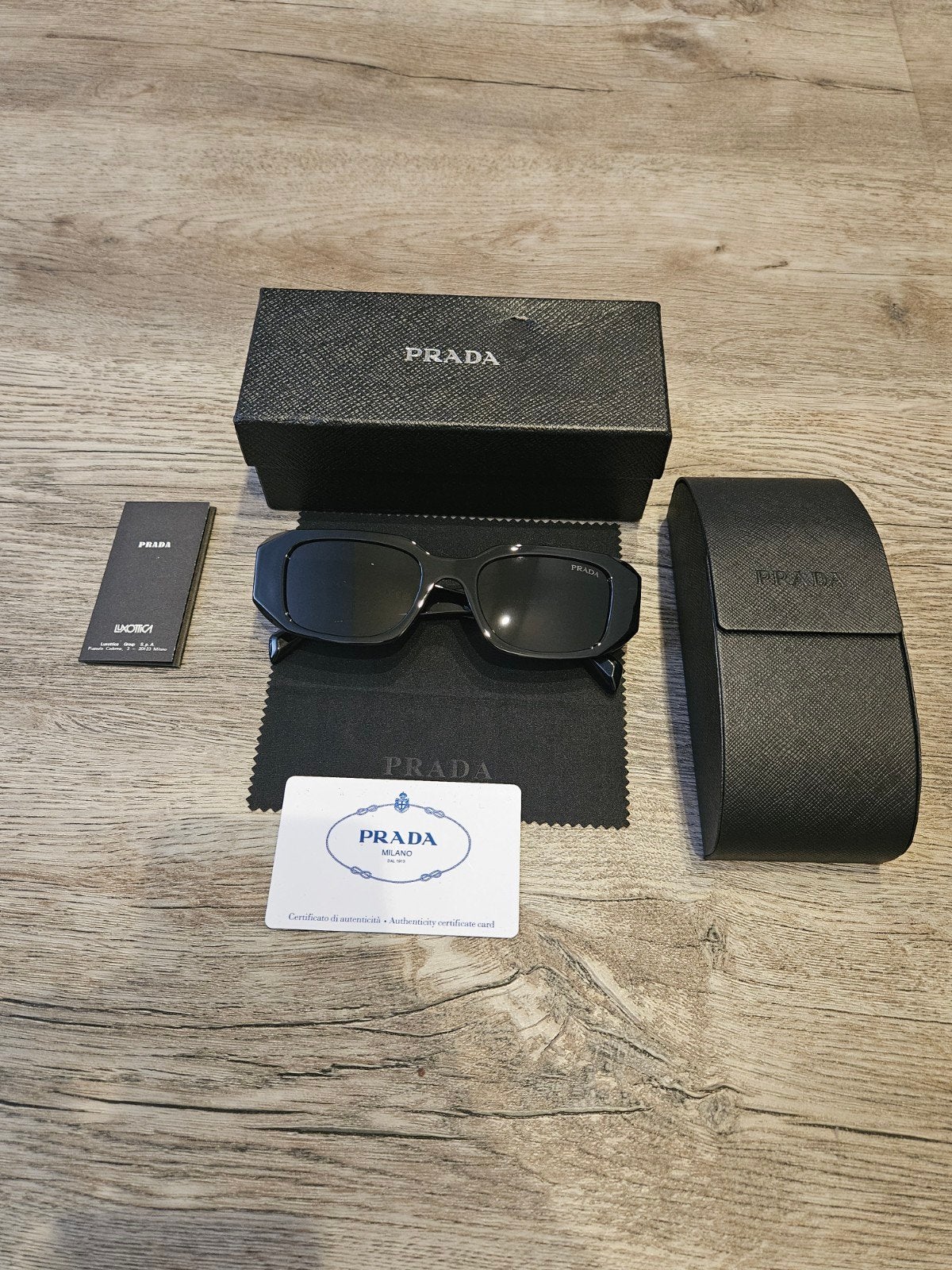 Prada Zonnebril inclusief accessoires, Sieraden, Tassen en Uiterlijk, Overige merken, Zonnebril, Zwart, Ophalen of Verzenden