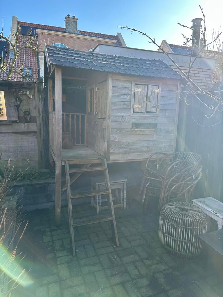 Robuust houten speelhuisje met veranda en trap, Kinderen en Baby's, Speelgoed | Buiten | Speelhuisjes, Ophalen, Gebruikt, Hout