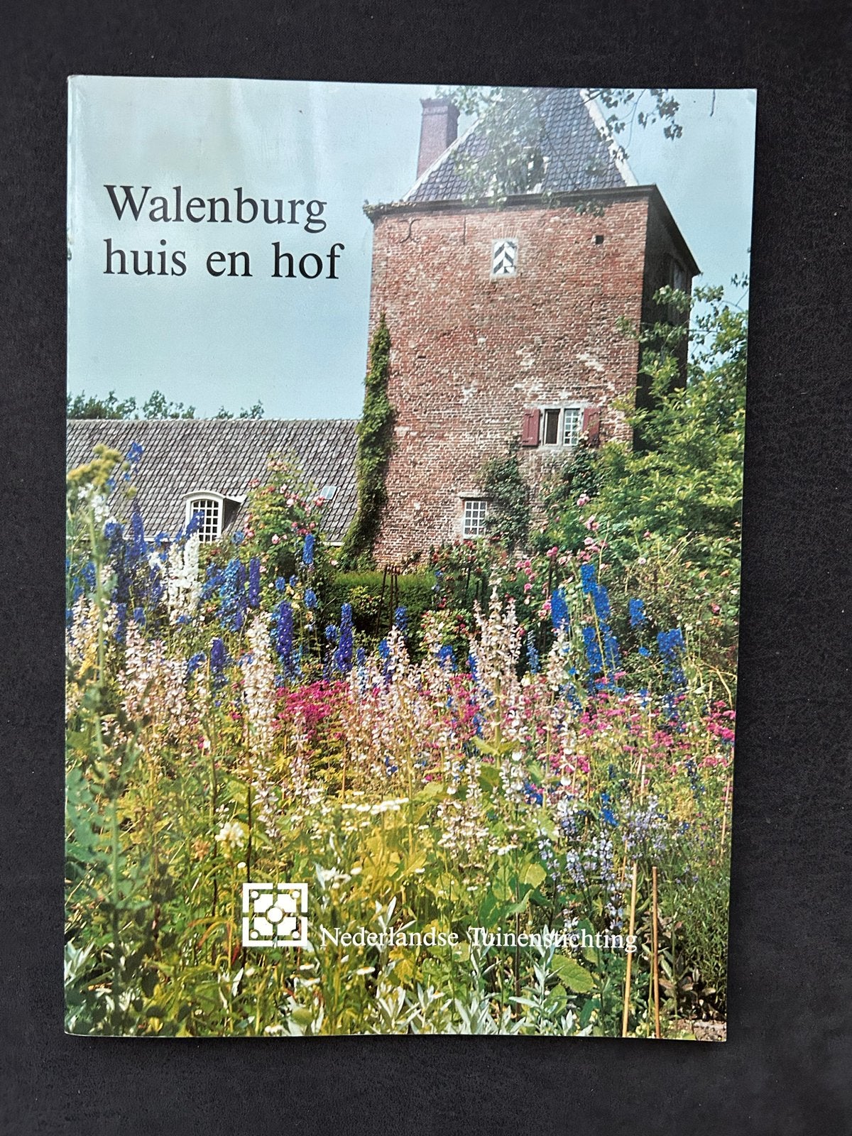 Walenburg Huis en Hof - Nederlandse Tuinenstichting, Ophalen of Verzenden, Zo goed als nieuw, Tuinieren en Tuinplanten
