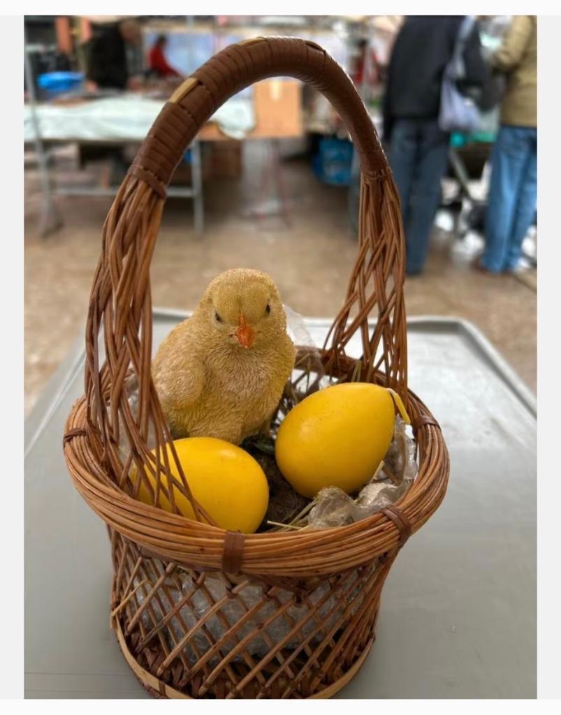 Schattig paas mandje met stenen kuiken en twee eieren, Diversen, Pasen, Nieuw, Ophalen of Verzenden, X, X