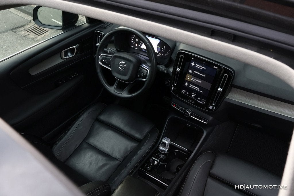 Volvo XC40 1.5 T5 Recharge Inscription PANO LEDER TREKHAAK, Auto's, Volvo, Zwart, Bedrijf, Adaptive Cruise Control, Hybride Elektrisch/Benzine