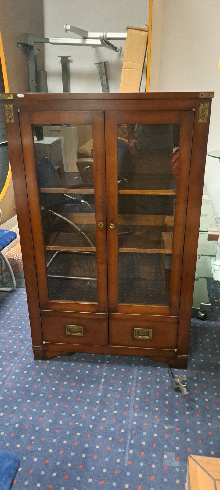Vitrinekast in engelse style met maritieme accenten, Huis en Inrichting, Met deur(en), 50 tot 100 cm, Zo goed als nieuw, 150 tot 200 cm