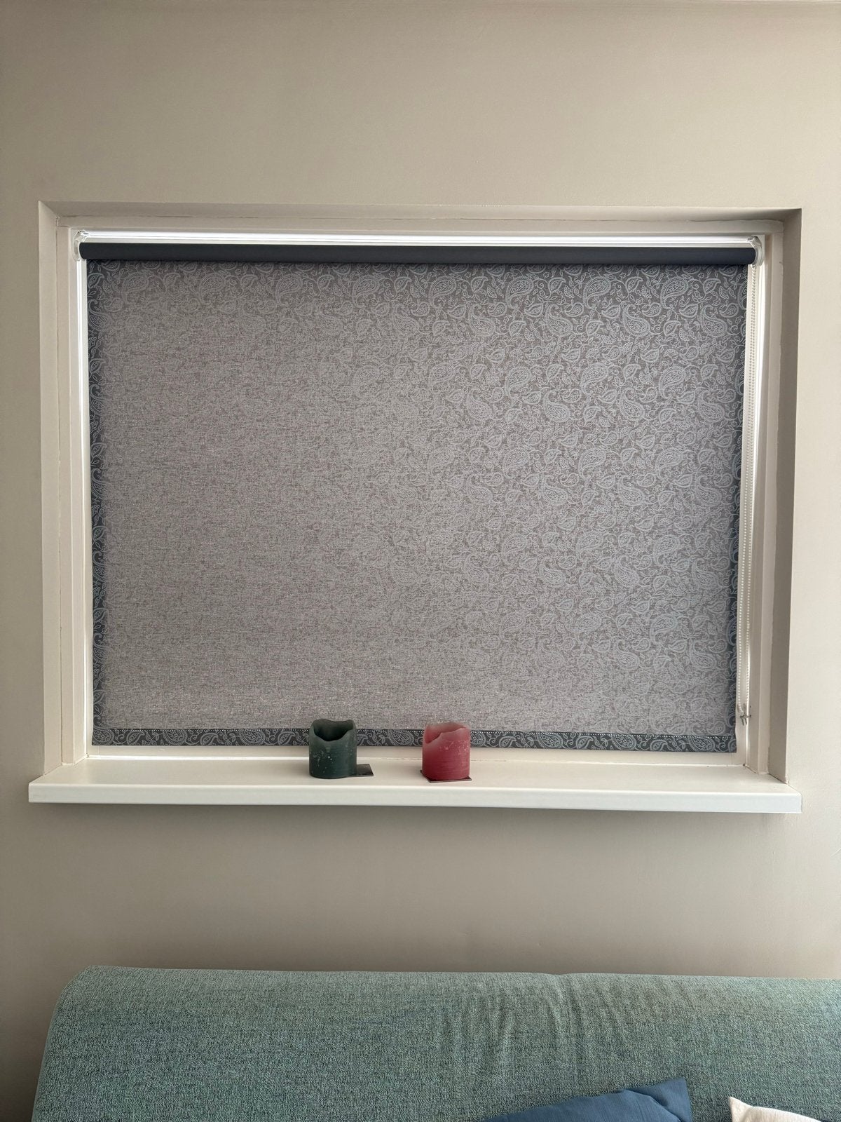 Grijs rolgordijn met patroon - 140x120 cm, Huis en Inrichting, Stoffering | Gordijnen en Lamellen, Ophalen, Gebruikt, Lichtdoorlatend