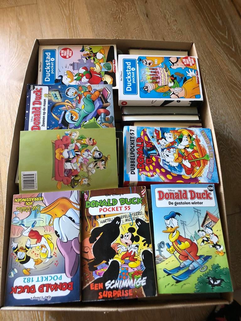 Grote doos boeken en donald duck pockets, Meerdere stripboeken, Ophalen of Verzenden, Gelezen