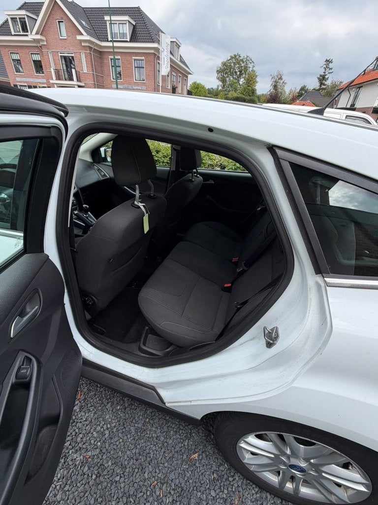 Foto 4 van Ford Focus 1.0 Ecoboost 92KW 5D 2013 Wit