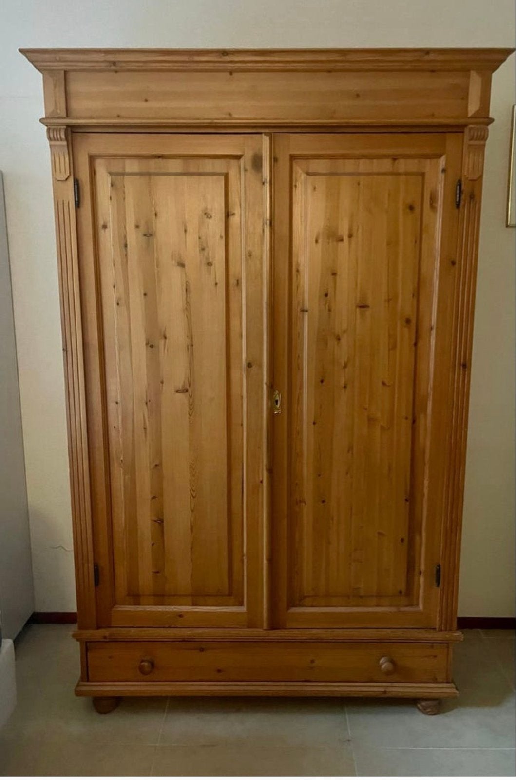 Massief grenen kledingkast met planken en lade, Ophalen, 100 tot 150 cm, Zo goed als nieuw, Met lade(s)