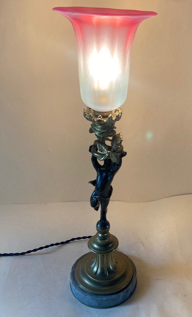 Putti, brons vergulde tafellamp met cranberry glas, Ophalen of Verzenden