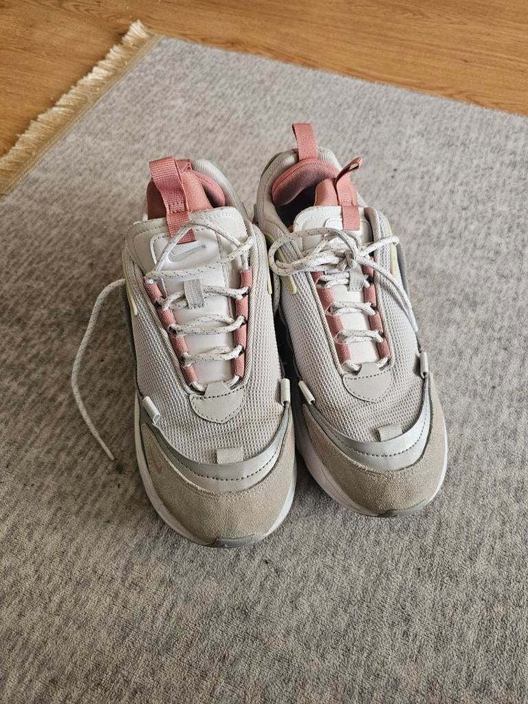 Nike sneakers wit/roze - Zo goed als nieuw, Kleding | Dames, Wit, Nike, Ophalen of Verzenden, Sneakers of Gympen