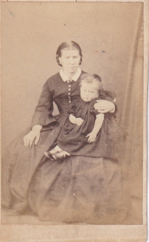 Antieke CDV Foto Moeder met Kind op Schoot - Ca 1865, Gebruikt, Verzenden, Foto, Voor 1940