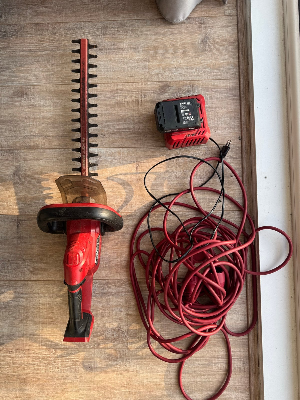 SKIL PWRCore 20V Accu heggenschaar + lader, Ophalen, Gebruikt, Accu