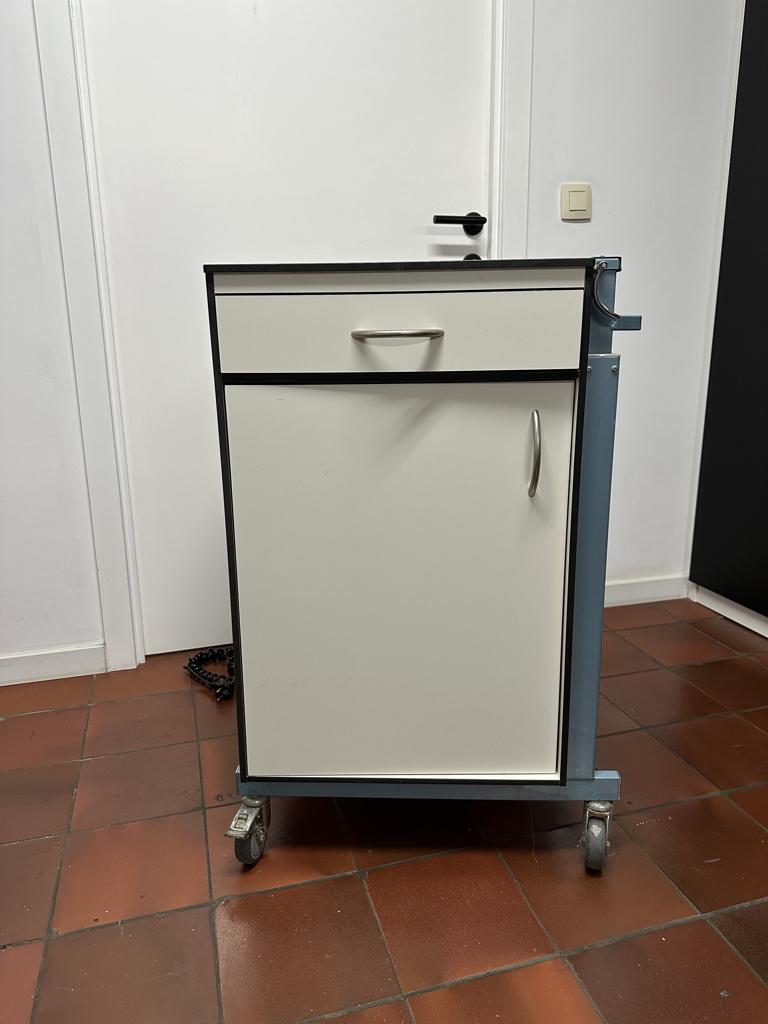 Ziekenhuis nachtkast met frigo en verstelbaar tafeltje, Ophalen, Gebruikt