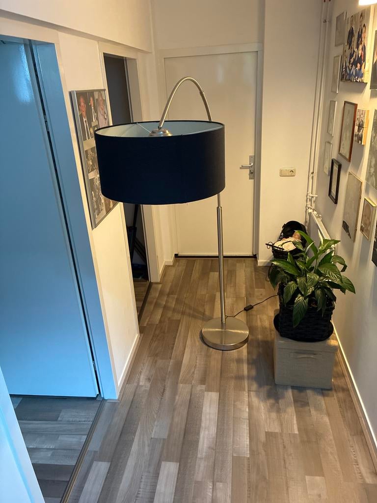 Staande booglamp te koop met zwarte kap, Ophalen of Verzenden, Zo goed als nieuw, Metaal, Modern