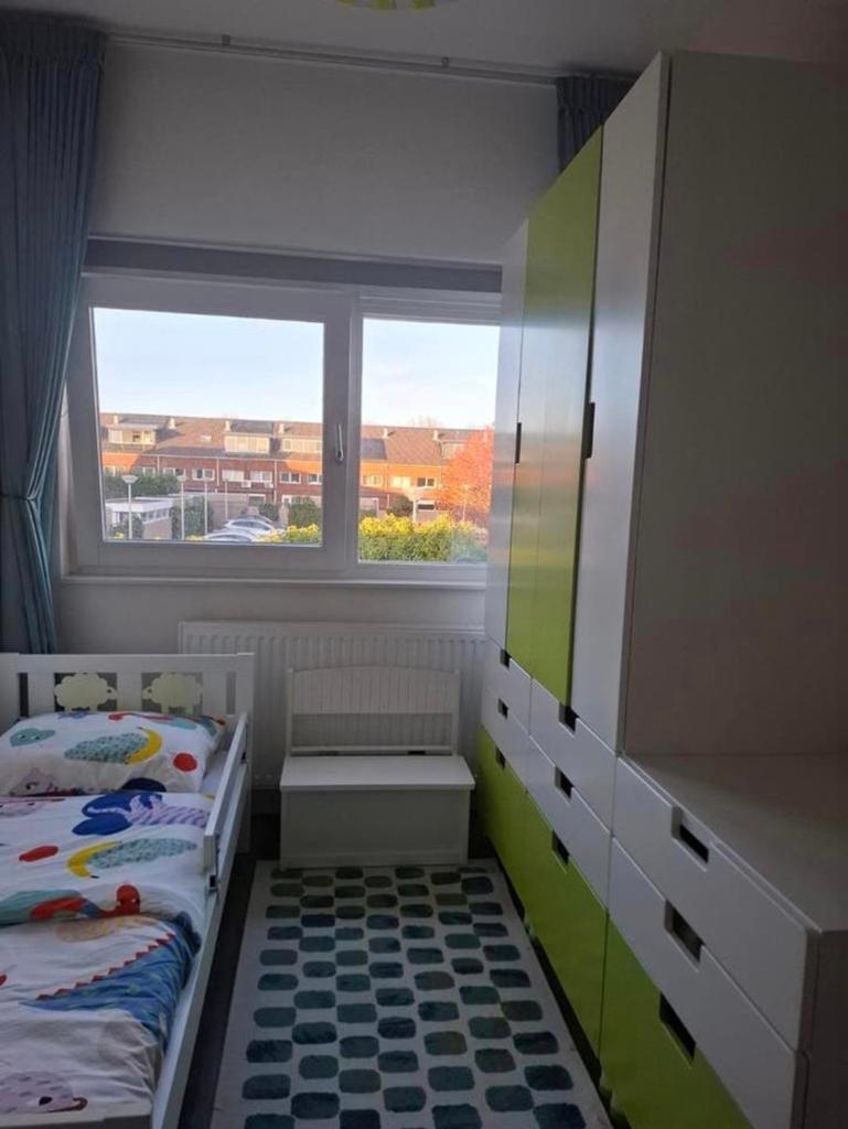 IKEA kinderkamer met bed, kledingkast, commode en lamp, Kinderen en Baby's, Kast, 50 tot 70 cm, 105 cm of meer, Ophalen of Verzenden