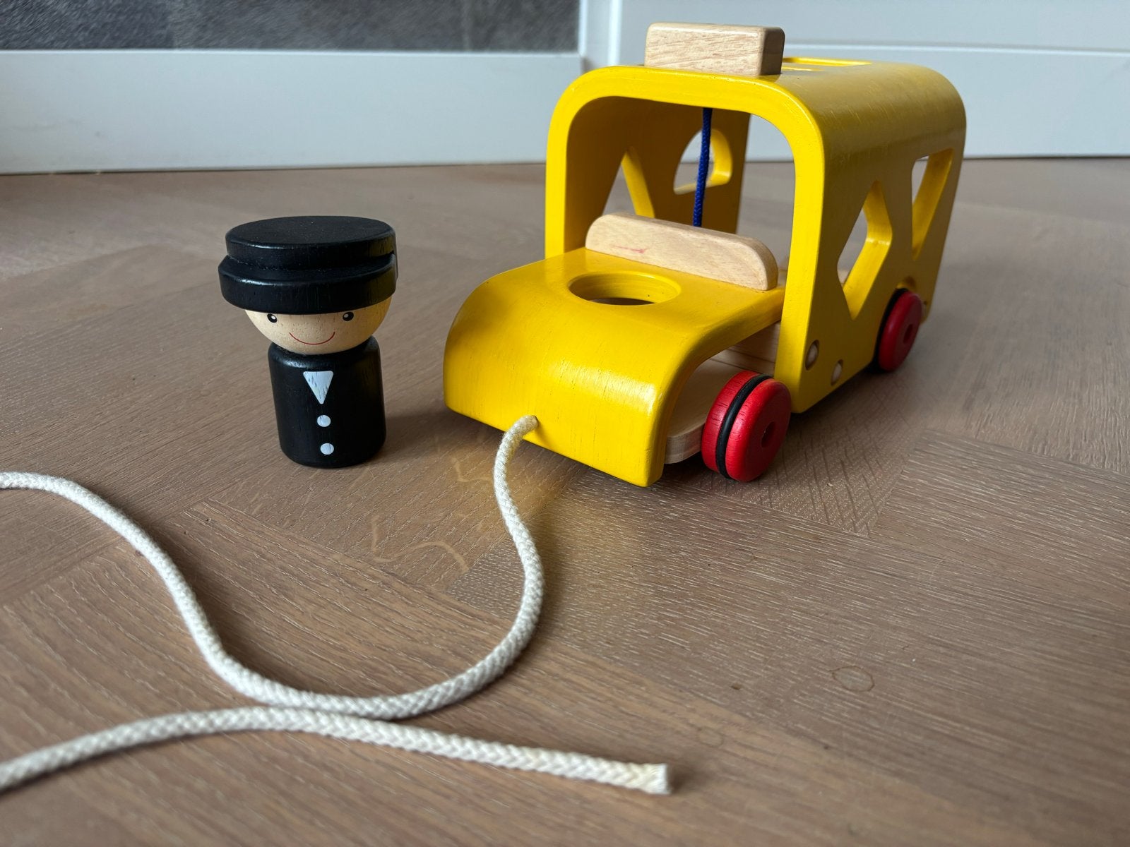 Houten gele bus met chauffeur en touw, Ophalen of Verzenden, Gebruikt, Duw- of Trekspeelgoed