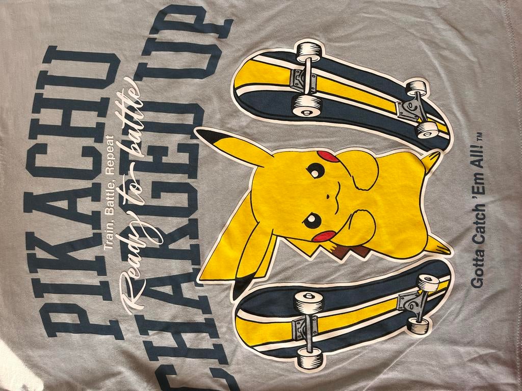 Pikachu Skateboard Longsleeve - Jongens T-shirt maat 140, Ophalen of Verzenden, Zo goed als nieuw, Jongen, Shirt of Longsleeve