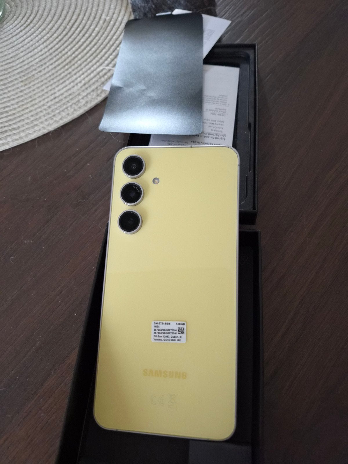 Foto 4 van Samsung Galaxy S24 FE 128GB Geel - Zo goed als nieuw
