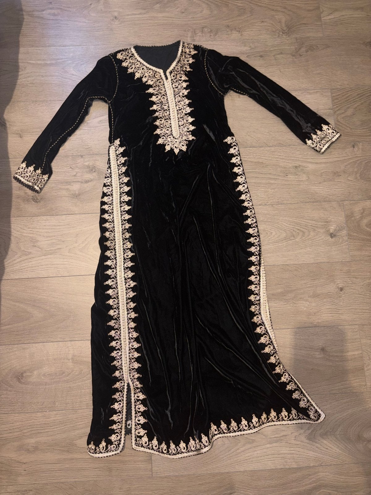 Zwarte fluwelen marokkaanse kaftan met goud borduurwerk, Maat 38/40 (M), Zwart, Ophalen of Verzenden, Zo goed als nieuw