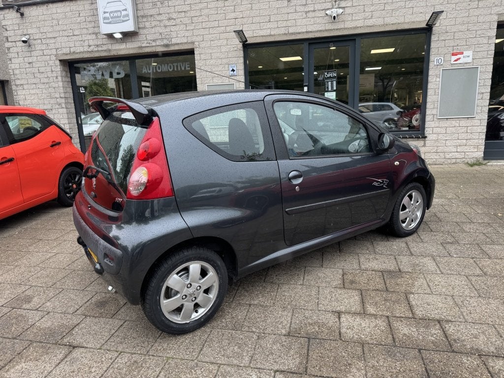 Peugeot 107 1.0-12V 3Drs Airco 4Nw Banden Carplay NAP, Auto's, Gebruikt, Metallic lak, 4 stoelen, 68 pk