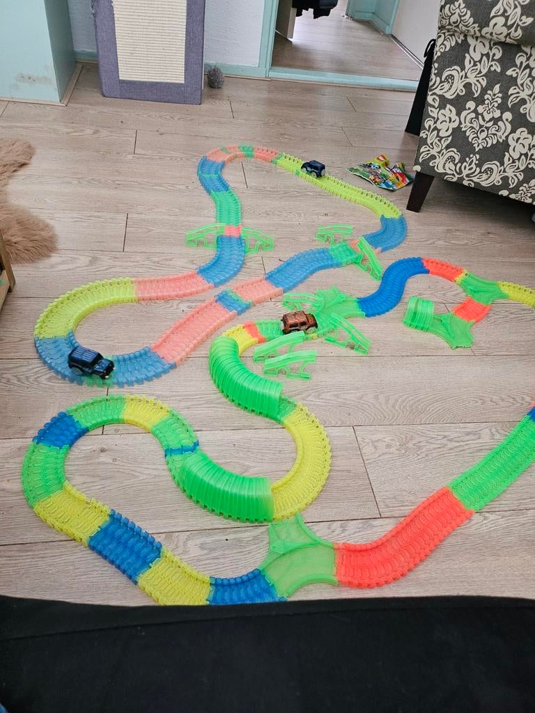 Magic Tracks met fluorescerende rails auto's op batterij., Ophalen of Verzenden, Zo goed als nieuw