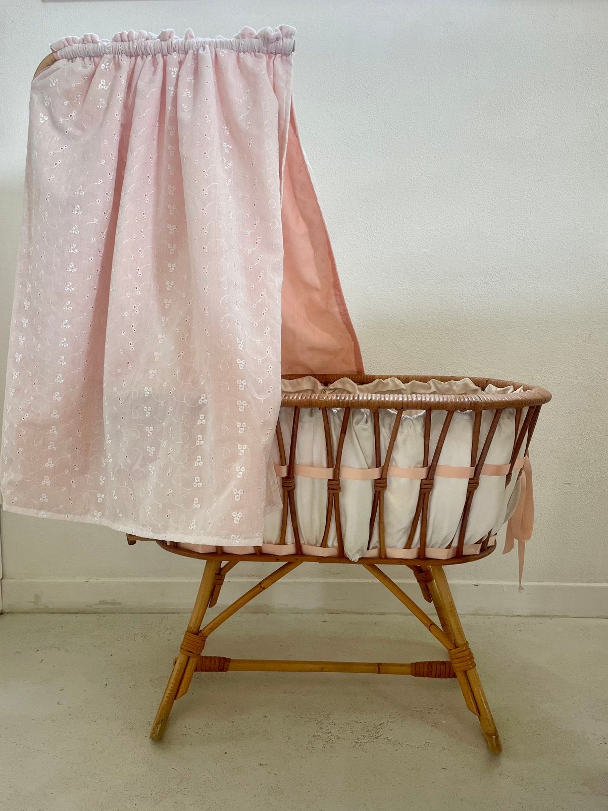 Vintage rotan poppenwiegje, Ophalen, Gebruikt, Babypop