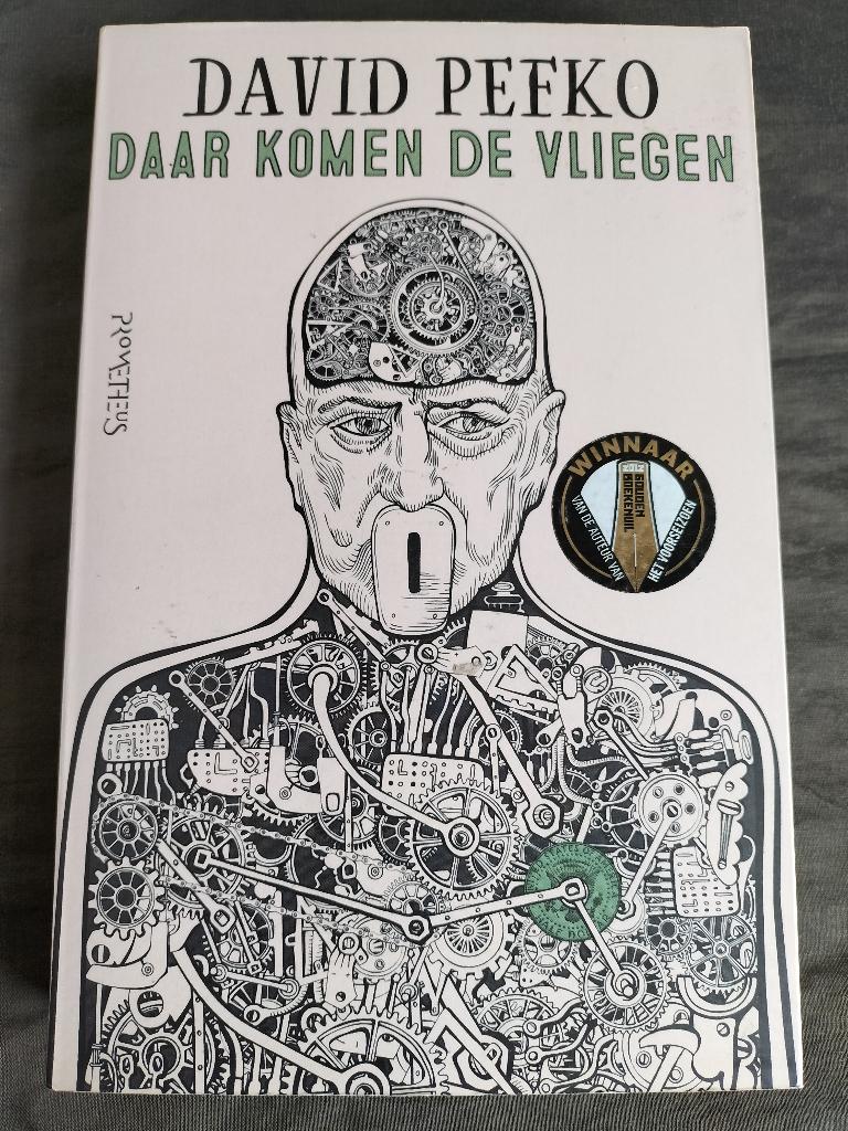 David Pefko - Daar komen de vliegen, Boeken, Ophalen of Verzenden, Zo goed als nieuw, David Pefko