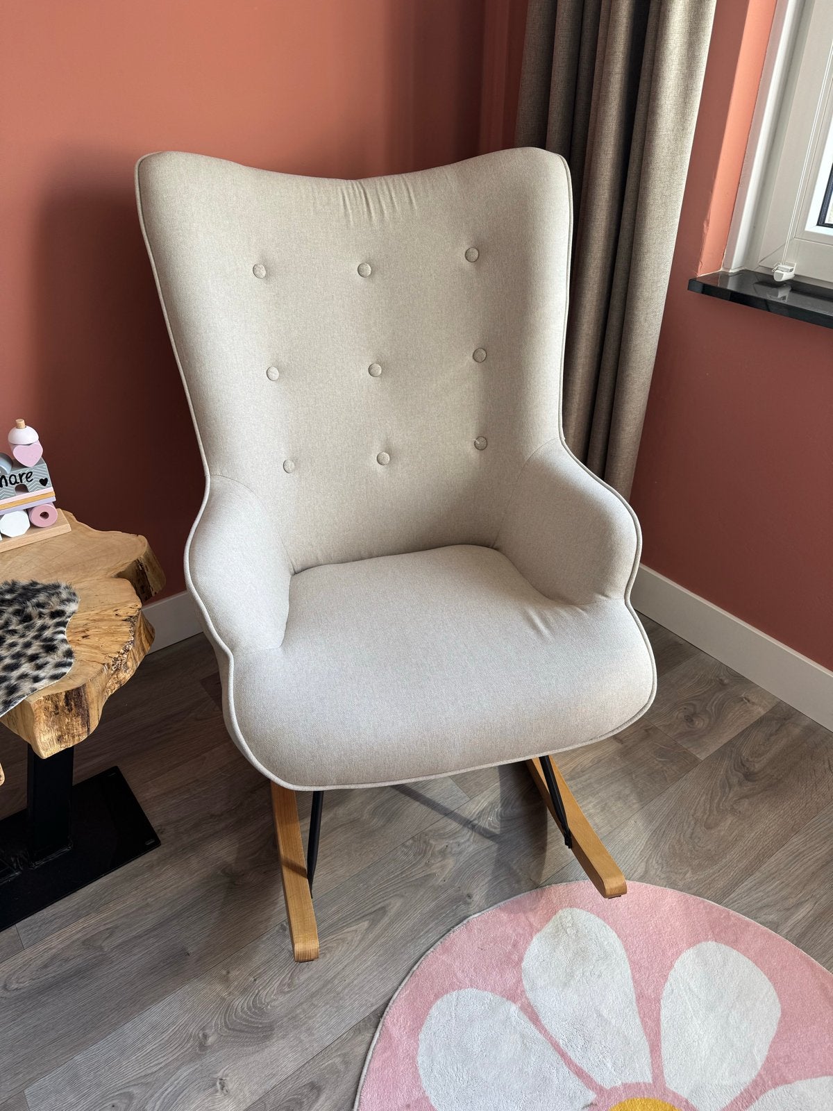 Schommelstoel Aemely - Beige stof, houten frame, Huis en Inrichting, Ophalen, Overige kleuren, Zo goed als nieuw, Eén