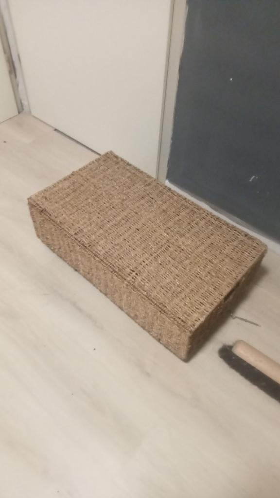 Rieten mand op wieltjes, Ophalen