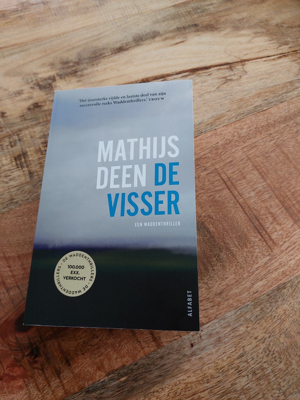 Mathijs Deen De Visser - Een Waddenthriller, Boeken, Thrillers, Zo goed als nieuw, Nederland, Ophalen of Verzenden