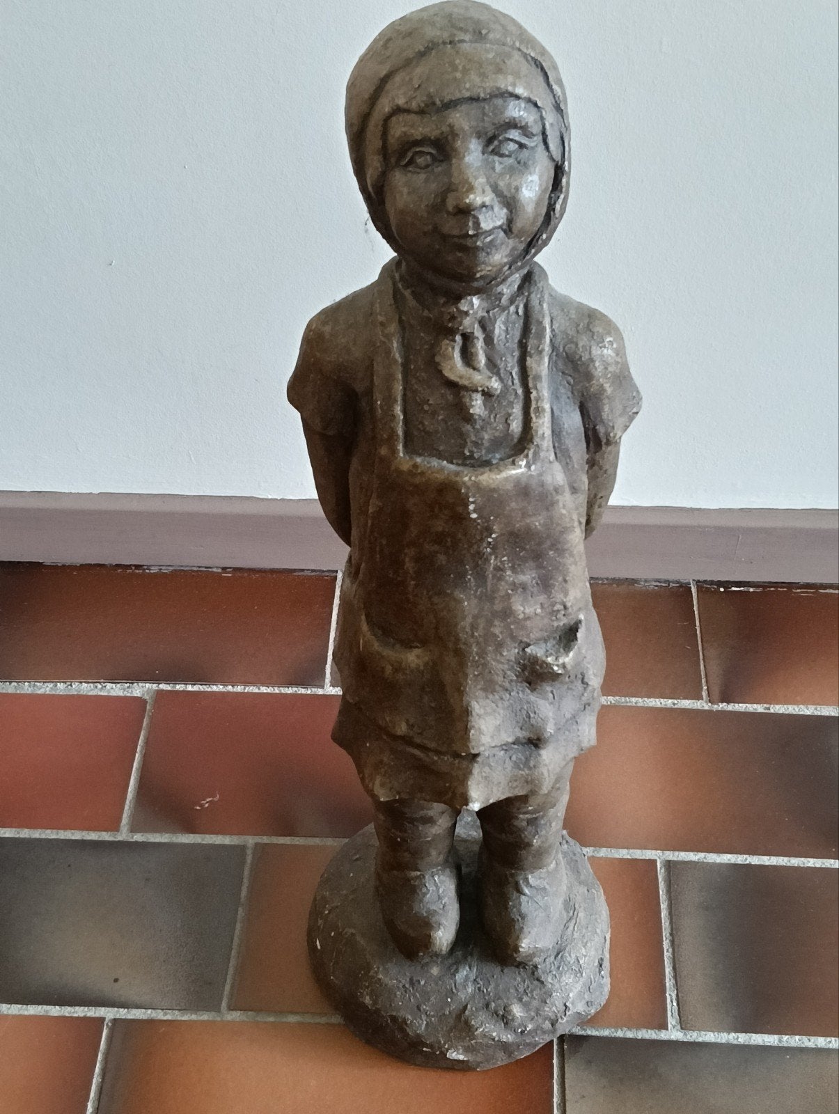 Vintage Beeldje Meisje in Tuinbroek - Steen/Keramiek, Antiek en Kunst, Ophalen, Handgemaakt, 20 - 50 cm, Steen of Keramiek