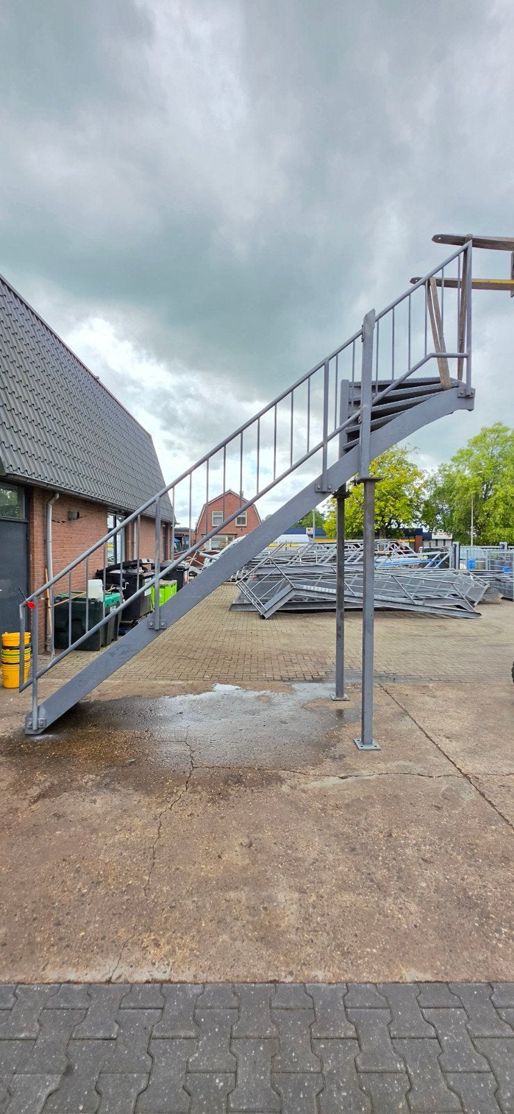 stalen trap met kwart  boven links hoog 3.6mtr nor141