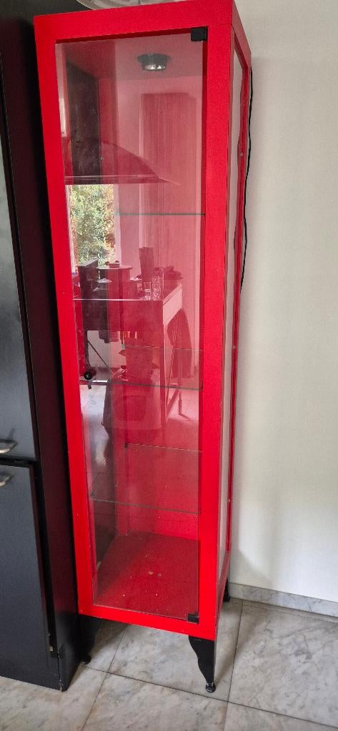 Glazen vitrinekast rood, smal hoog model, Ophalen, Minder dan 50 cm, Gebruikt, Glas