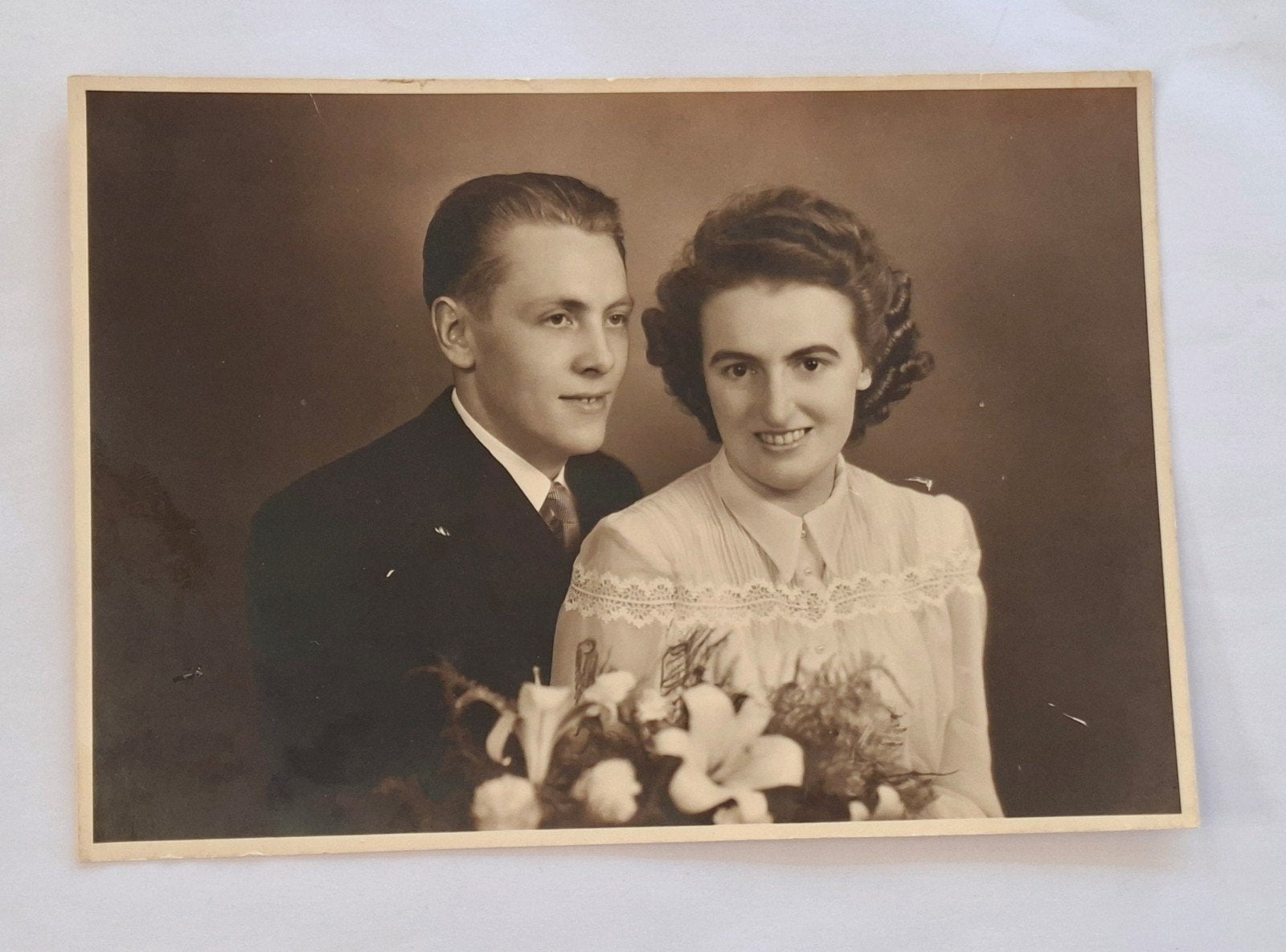 Fotokaart- studioportret- bruidspaar- bruidegom- bruid- 1947, Verzamelen, Ophalen of Verzenden, 1940 tot 1960, Overige onderwerpen