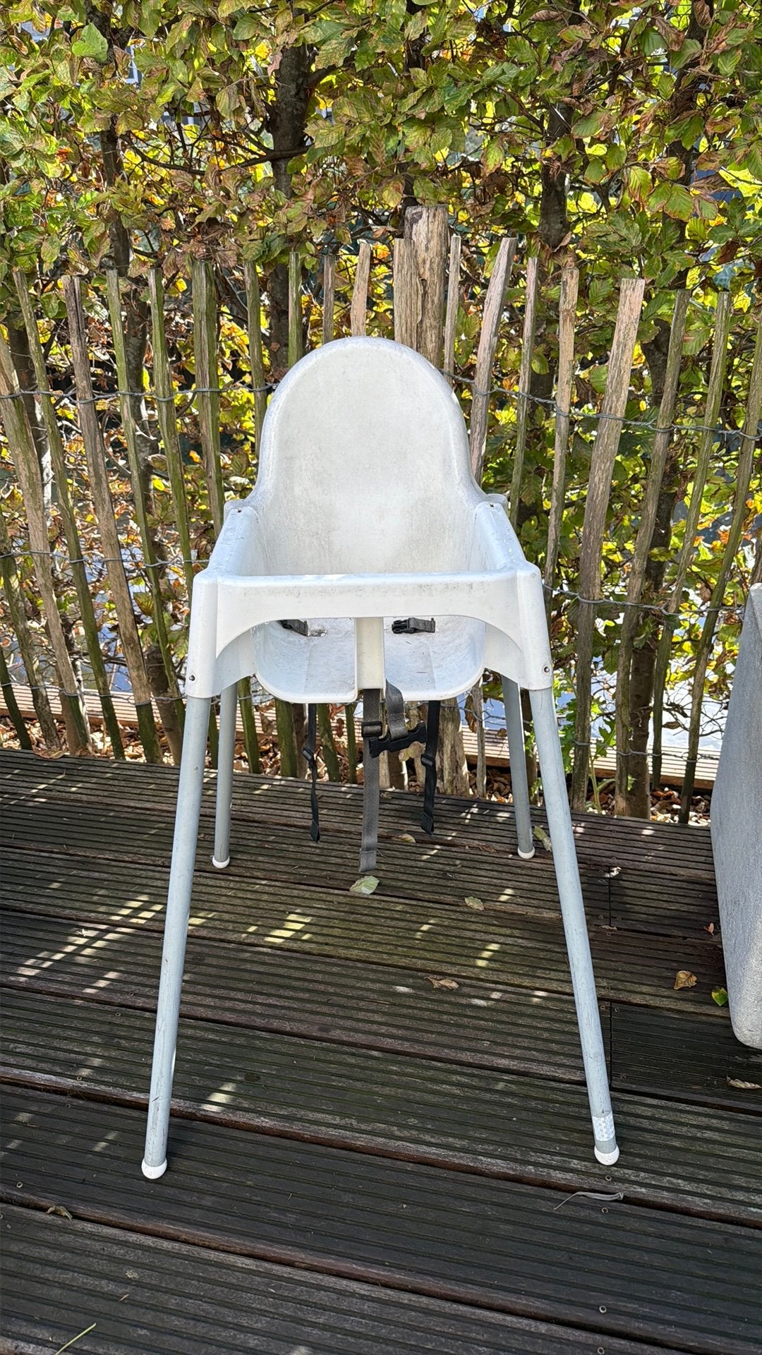 Ikea kinderstoel wit met plankje en riempje, Kinderen en Baby's, Ophalen of Verzenden, Gebruikt, Overige typen, Afneembaar eetblad