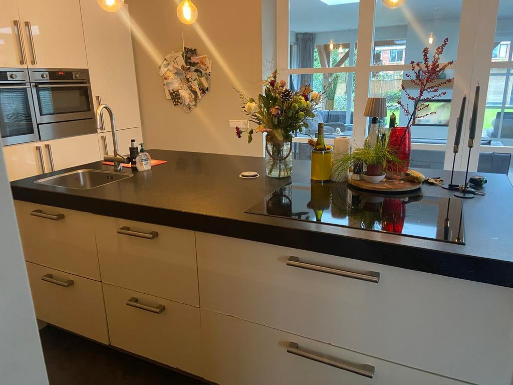 Complete keuken met natuursteenblad- buitenkans, Huis en Inrichting, Keuken | Complete keukens, Ophalen, Gebruikt, Wit, Graniet of Steen