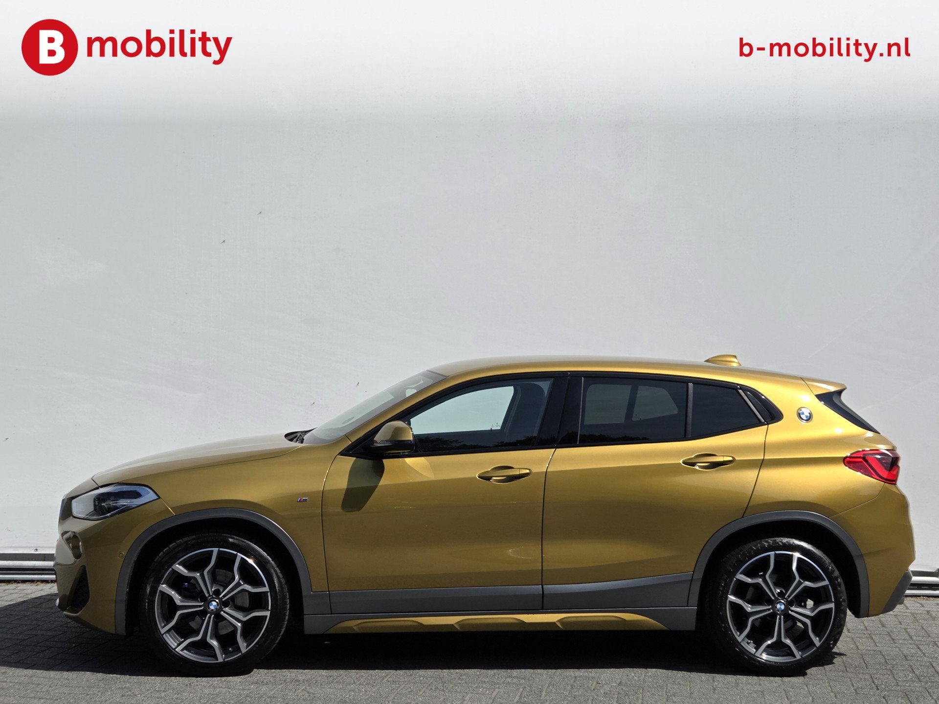 BMW X2 sDrive18i High Executive M-Sport X Achteruitrijcamera, Auto's, Dealer onderhouden, Gebruikt, Leder en Stof, Geel