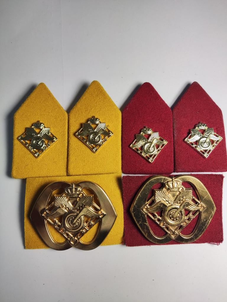 Twee setjes Bevo en Transport, Ophalen of Verzenden, Landmacht, Nederland, Embleem of Badge