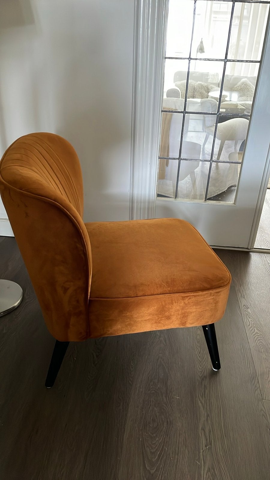 Gezellig stoeltje in warme cognac velvet, Huis en Inrichting, Gebruikt, Bruin, Ophalen of Verzenden, Eén