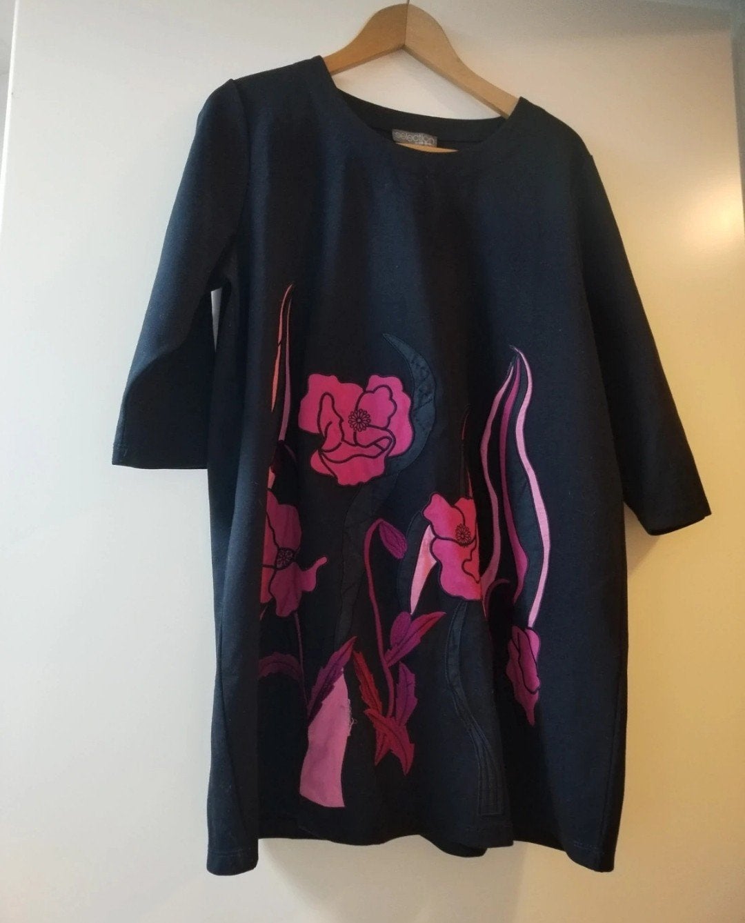 46 Zwarte jurk met roze bloemenprint - Selection by Ulla Pop, Selection by Ulla Popken, Zwart, Maat 42/44 (L), Ophalen of Verzenden