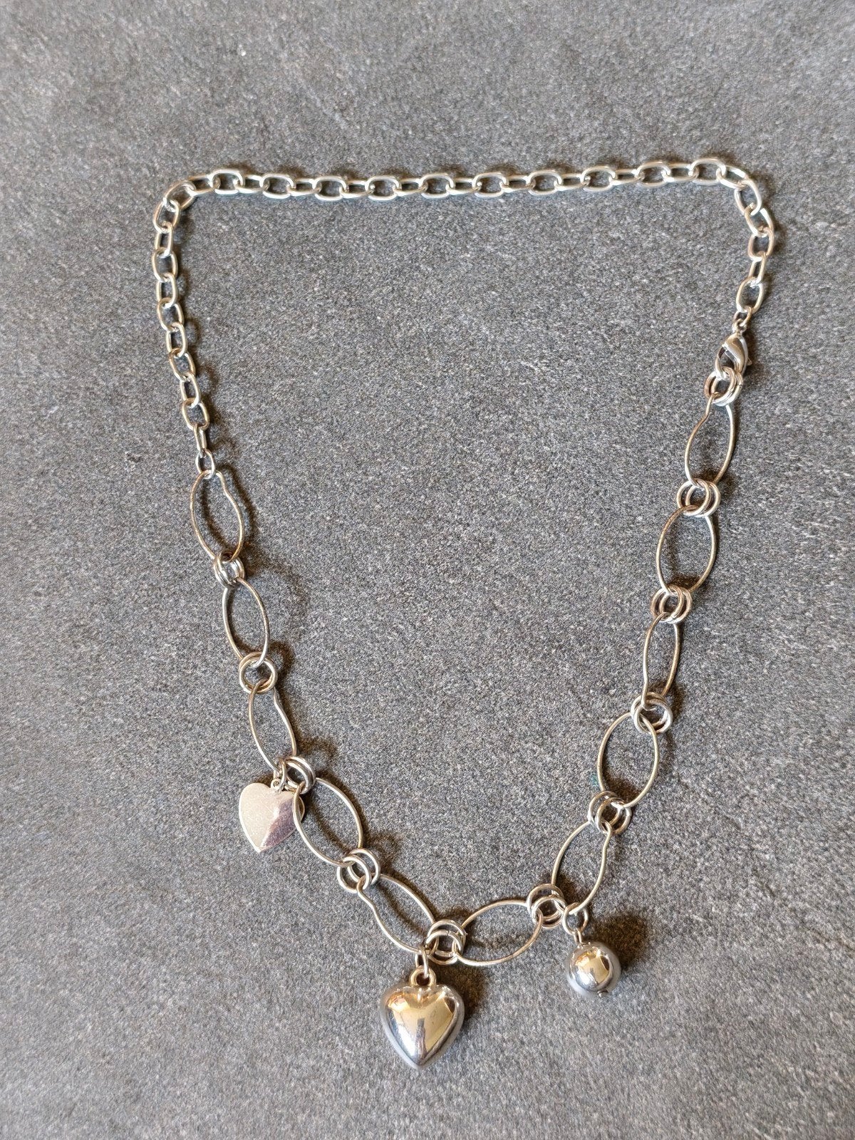 Bedelketting met hartjes zilverkleurig, Ophalen of Verzenden, Zo goed als nieuw, Zilver, Overige materialen