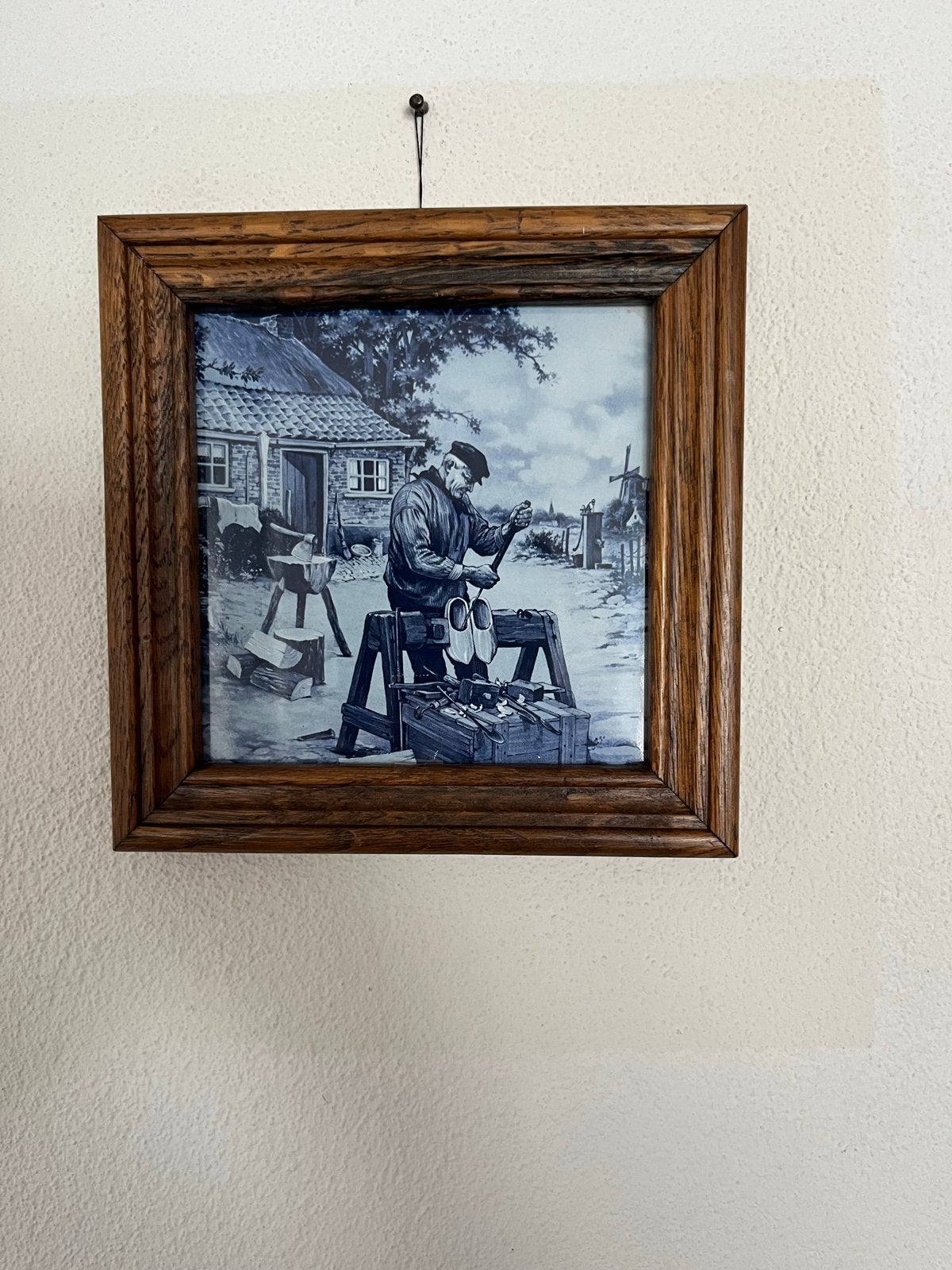 Ingelijste Delfts Blauw tegel met klompenmaker (19x19cm), Antiek en Kunst, Ophalen of Verzenden