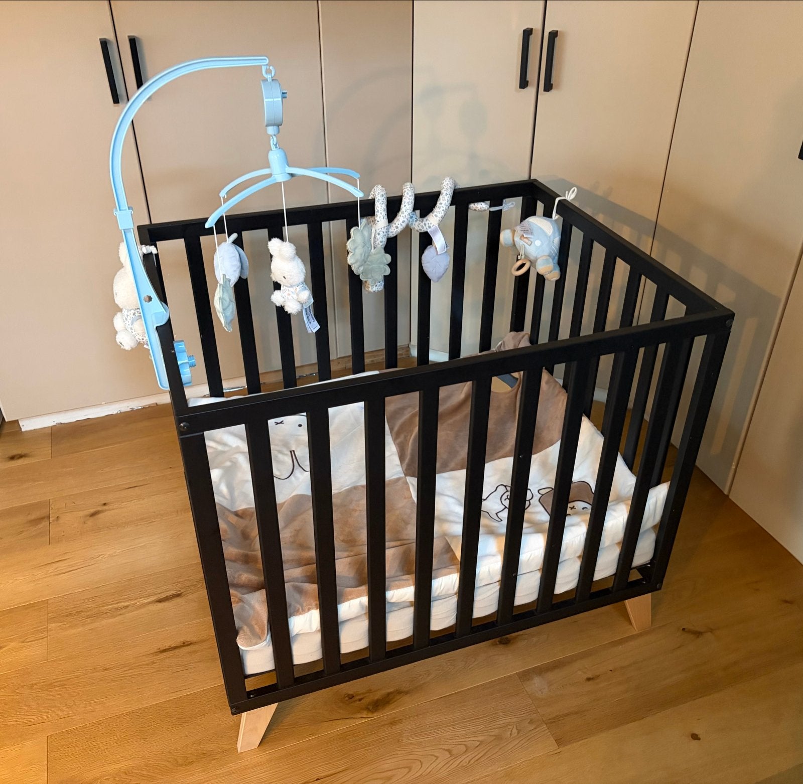Box met Little Dutch speeltjes, 2 boxkleden en matras, Ophalen, Zo goed als nieuw, Vierkant, Boxkleed