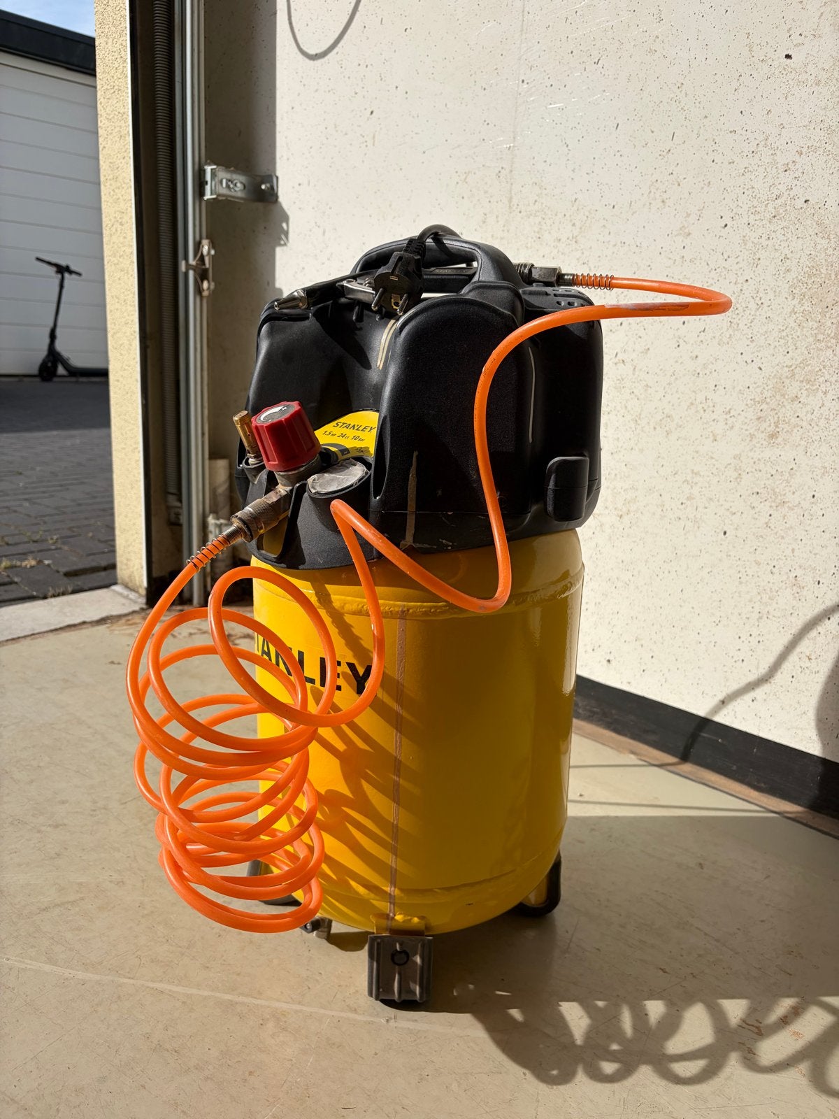 Stanley Compressor - Compact en Krachtig, Doe-het-zelf en Verbouw, Compressors, Gebruikt, 6 tot 10 bar, Minder dan 25 liter, Minder dan 200 liter/min