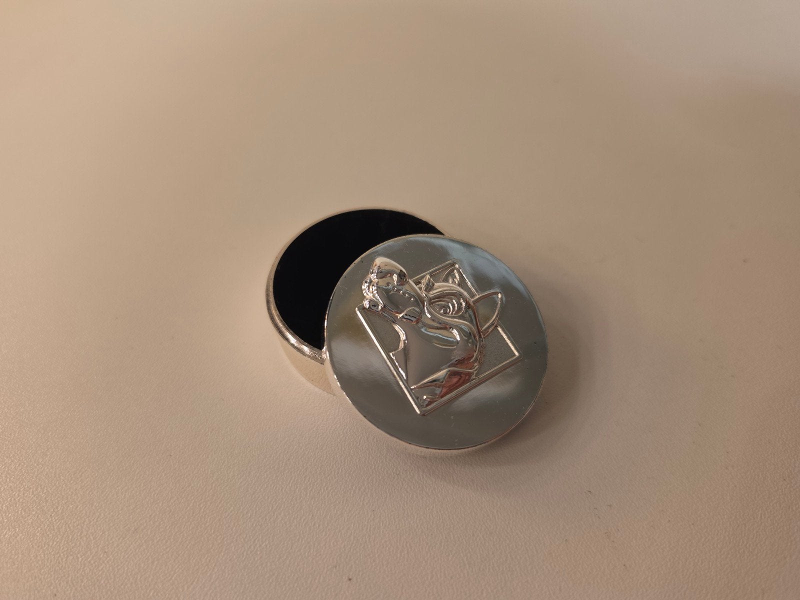 Tandendoosje wolf efteling, Ophalen of Verzenden, Zo goed als nieuw, Button of Speldje